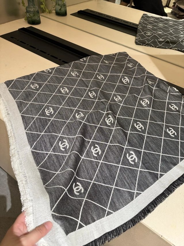 Chanel scarf: seller detail photo 1