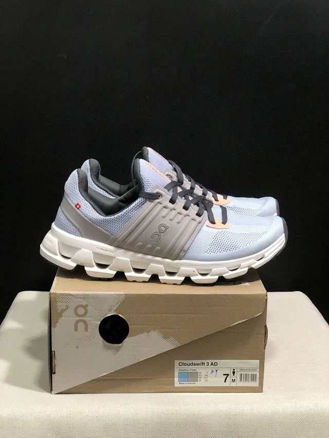 On Running Clouds Sneakers: seller detail photo 4