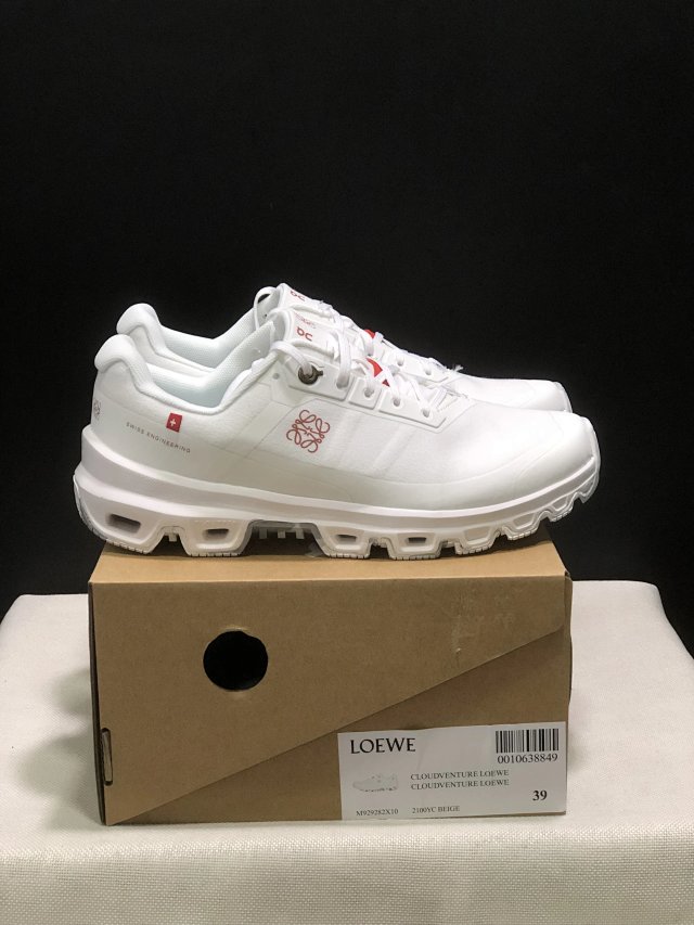 On Running Clouds Sneakers: seller detail photo 5