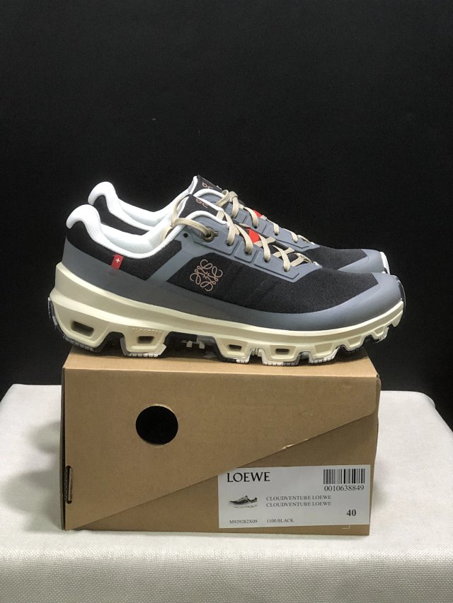 On Running Clouds Sneakers: seller detail photo 3
