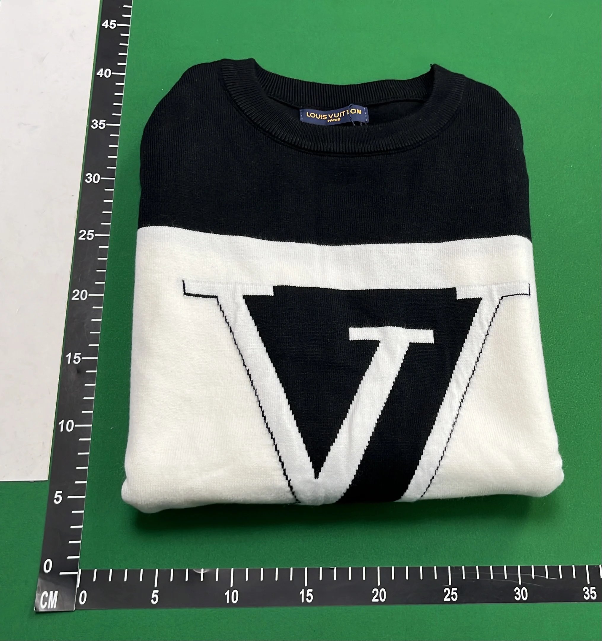 R73357 H24 Graphic Crewneck Sweatshirt 5