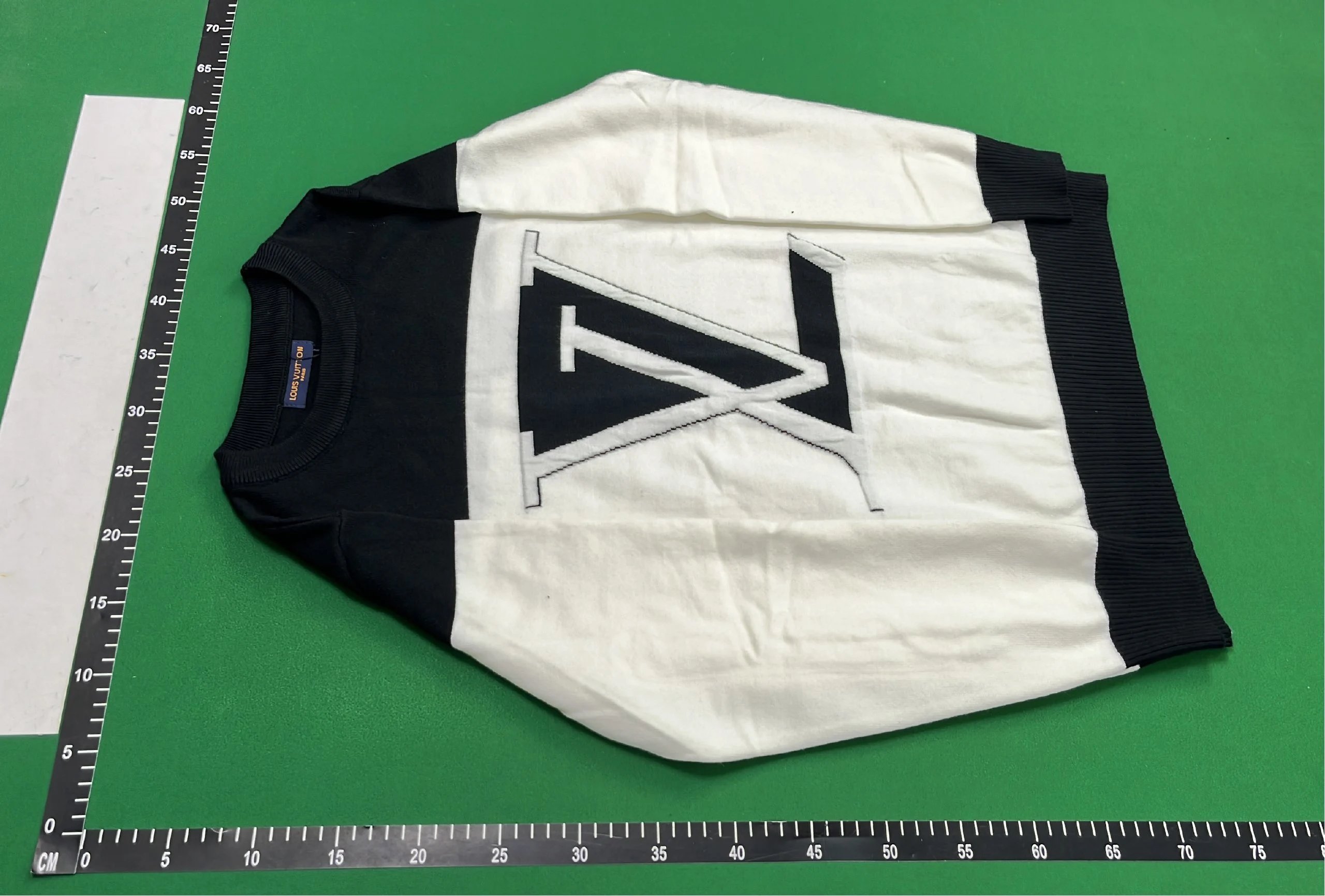 R73357 H24 Graphic Crewneck Sweatshirt 3