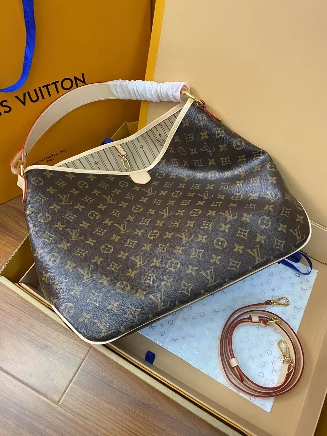 Louis Vuitton OnTheGo GM Monogram Canvas Hobo Bag Shoulder Bags