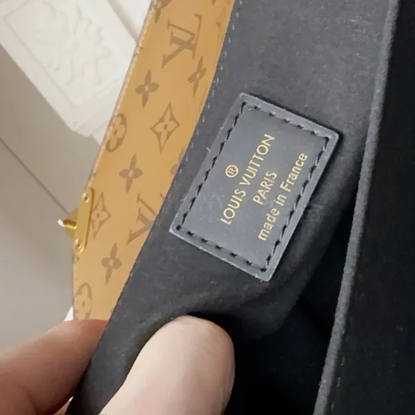 Louis Vuitton Pochette Métis Monogram Gradient Shoulder Bag - 27
