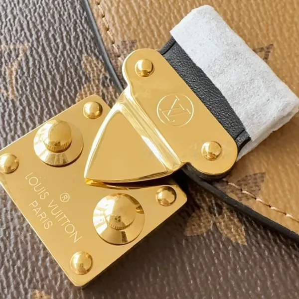 Louis Vuitton Pochette Métis Monogram Gradient Shoulder Bag - 31