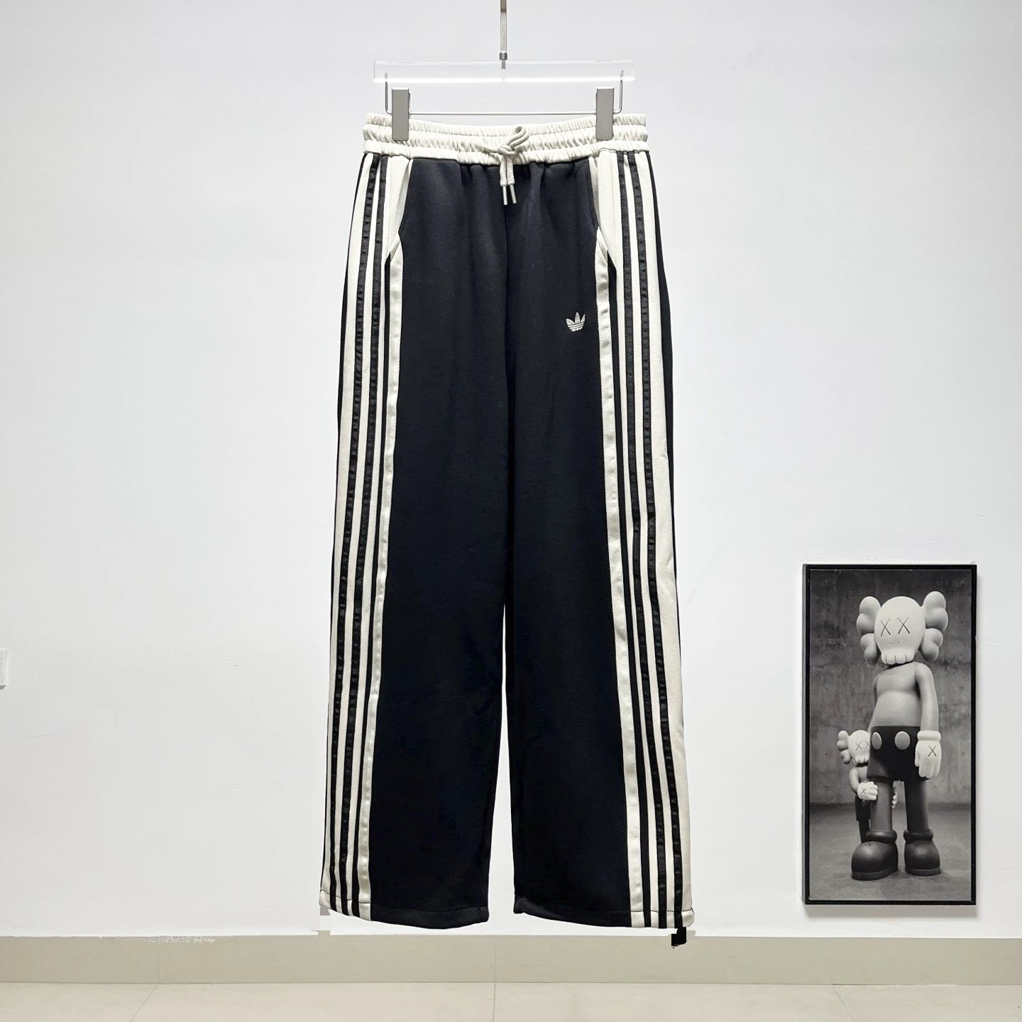 Wide-Leg Straight Pants photo 2