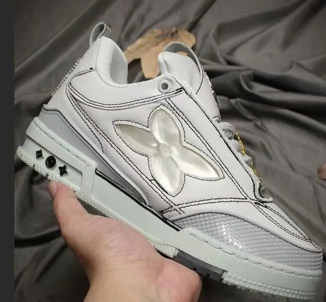 Off-white four-leaf clover SKU image