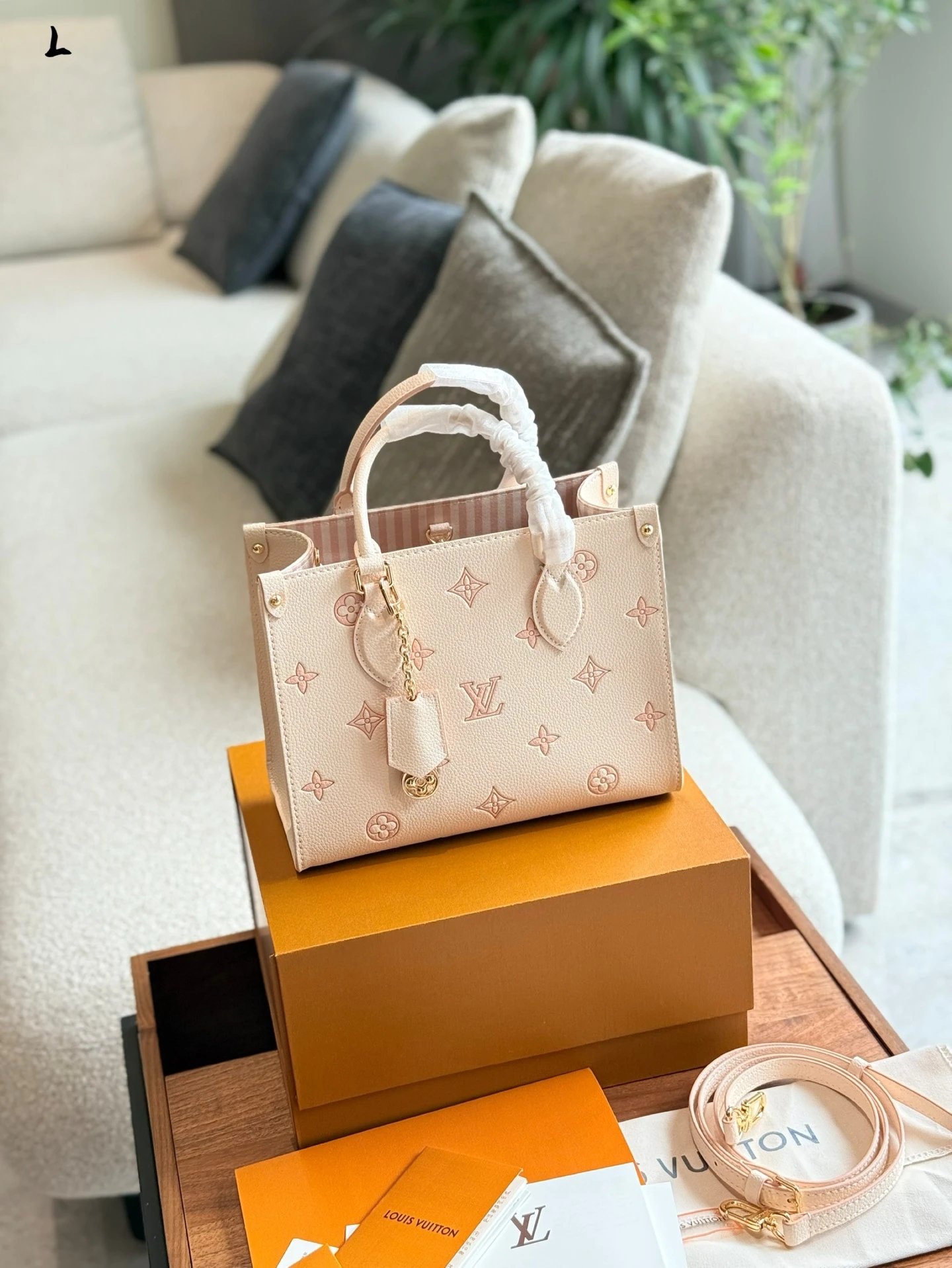 L*uis V*itton Handbags on the go - 132661