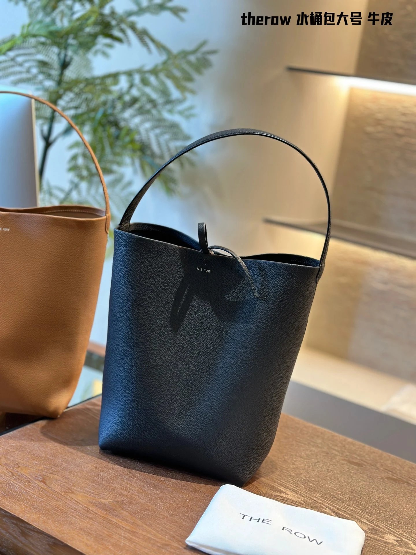 The Row Bucket bag 26*19 - 132649
