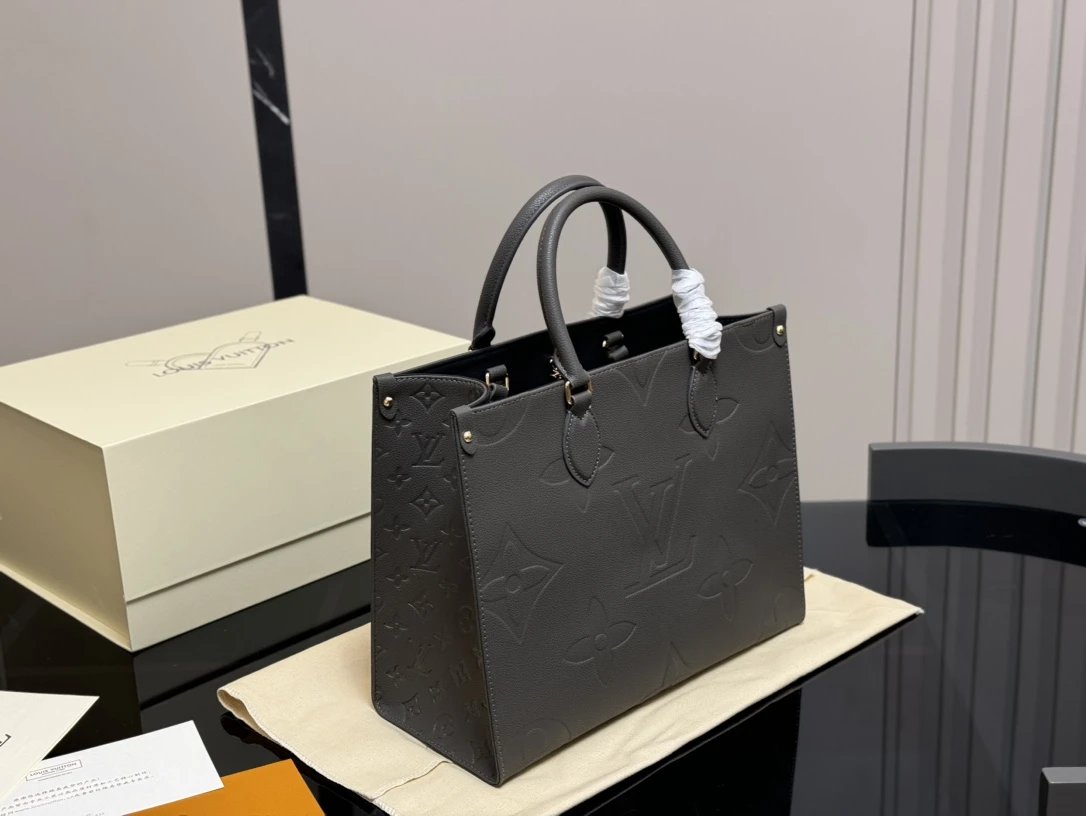 L*uis V*itton Handbags tote - 132770