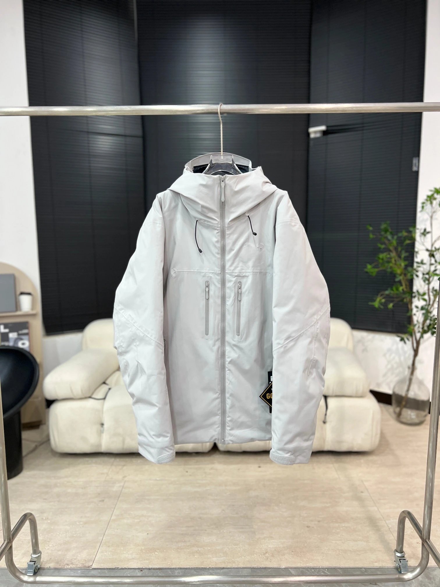 Beat Down硬壳羽绒服灰白