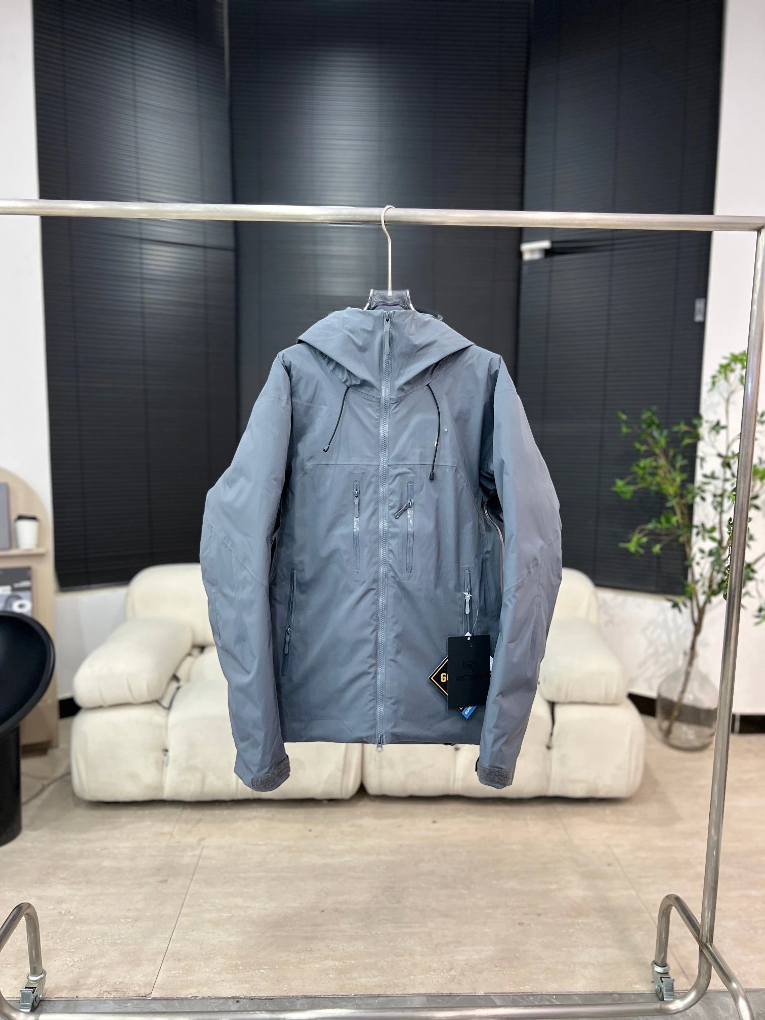 Beat Down硬壳羽绒服石墨灰