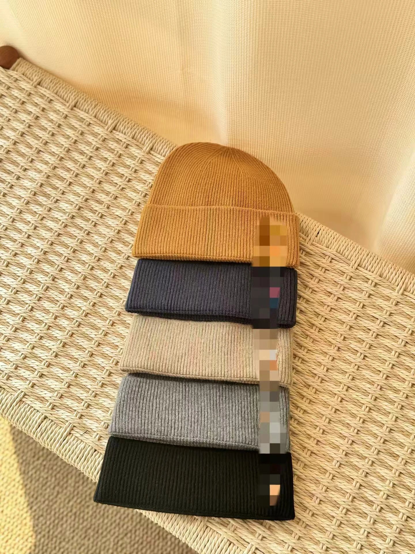 Rib Knit Beanie with Colored Horse Logo 彩马标螺纹针织冷帽 V 7