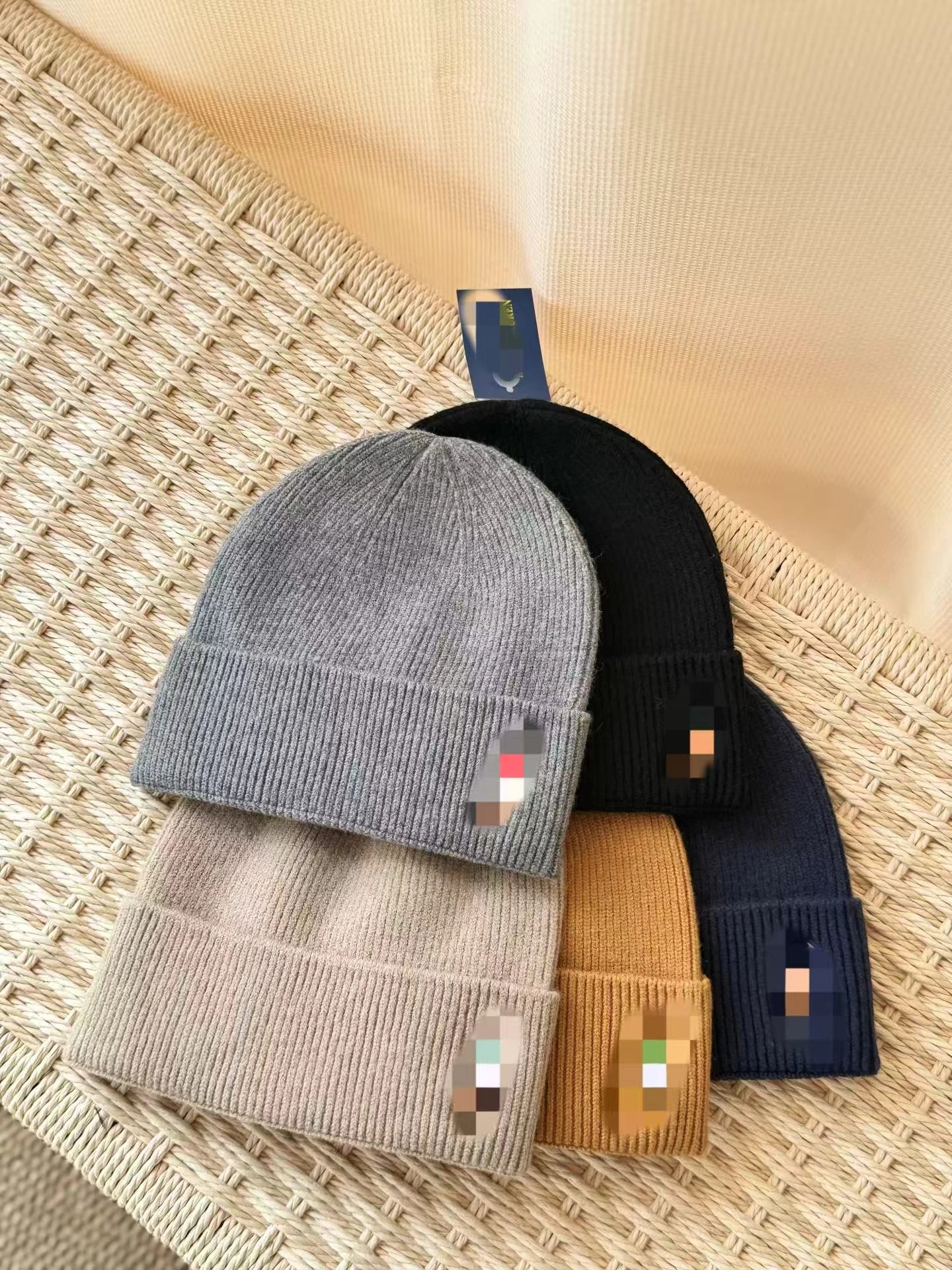 Rib Knit Beanie with Colored Horse Logo 彩马标螺纹针织冷帽 V 8