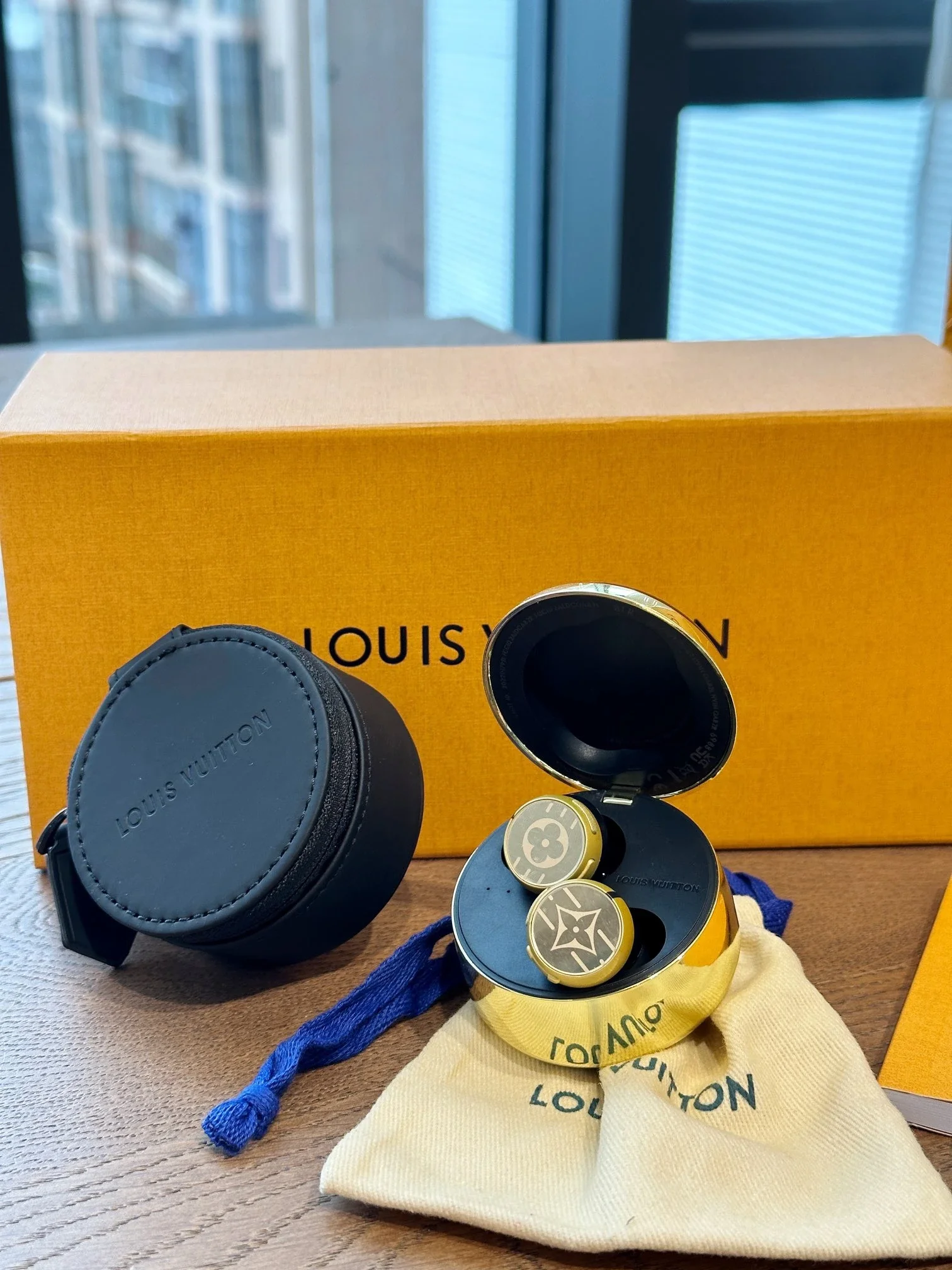 LV Horizon Round TWS earbuds set