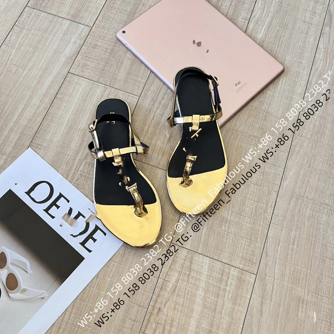 Sandals in gold
