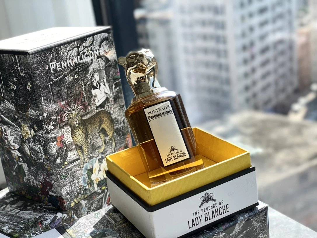 Noble Animal Portrait Perfume Gold - Gallery Image 6 - Detailed View