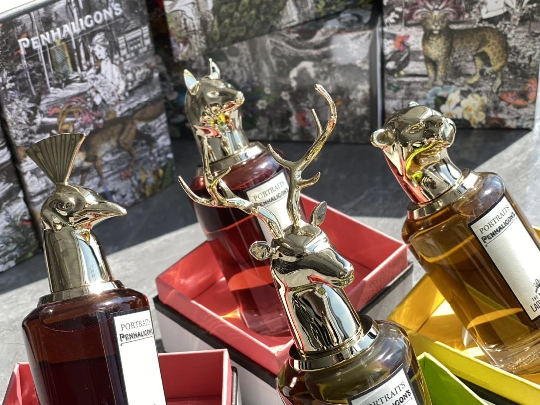 Noble Animal Portrait Perfume Gold - Gallery Image 3 - Detailed View