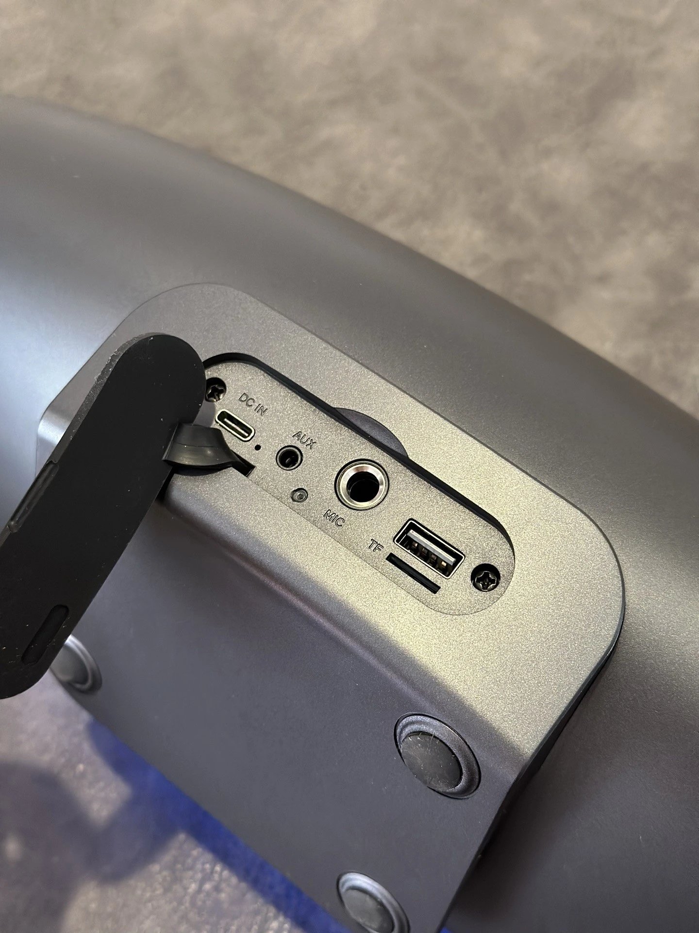 Bowers & Wilkins Zeppelin Speaker Black - Gallery Image 6 - Detailed View