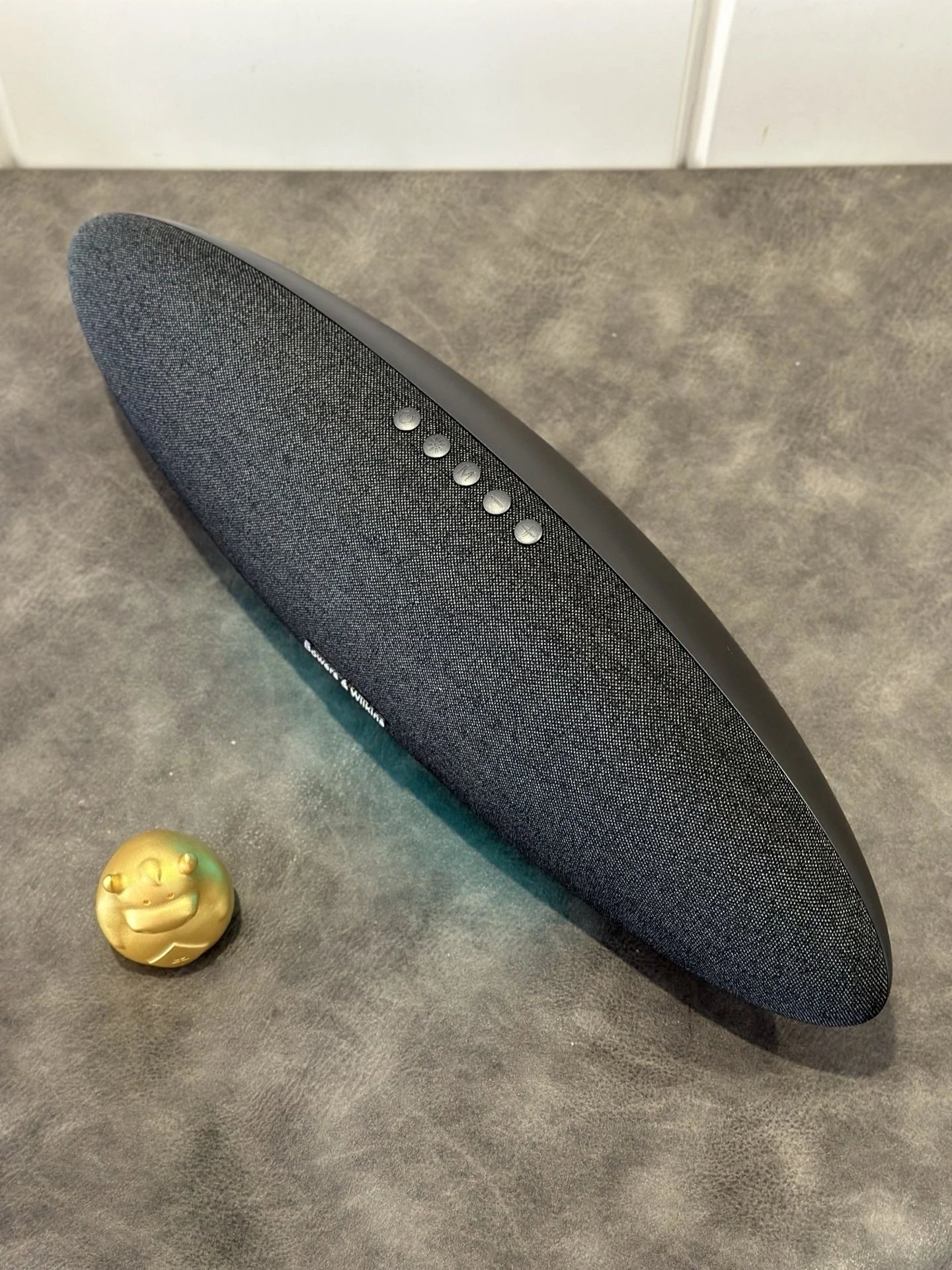Bowers & Wilkins Zeppelin Speaker Black - Gallery Image 3 - Detailed View