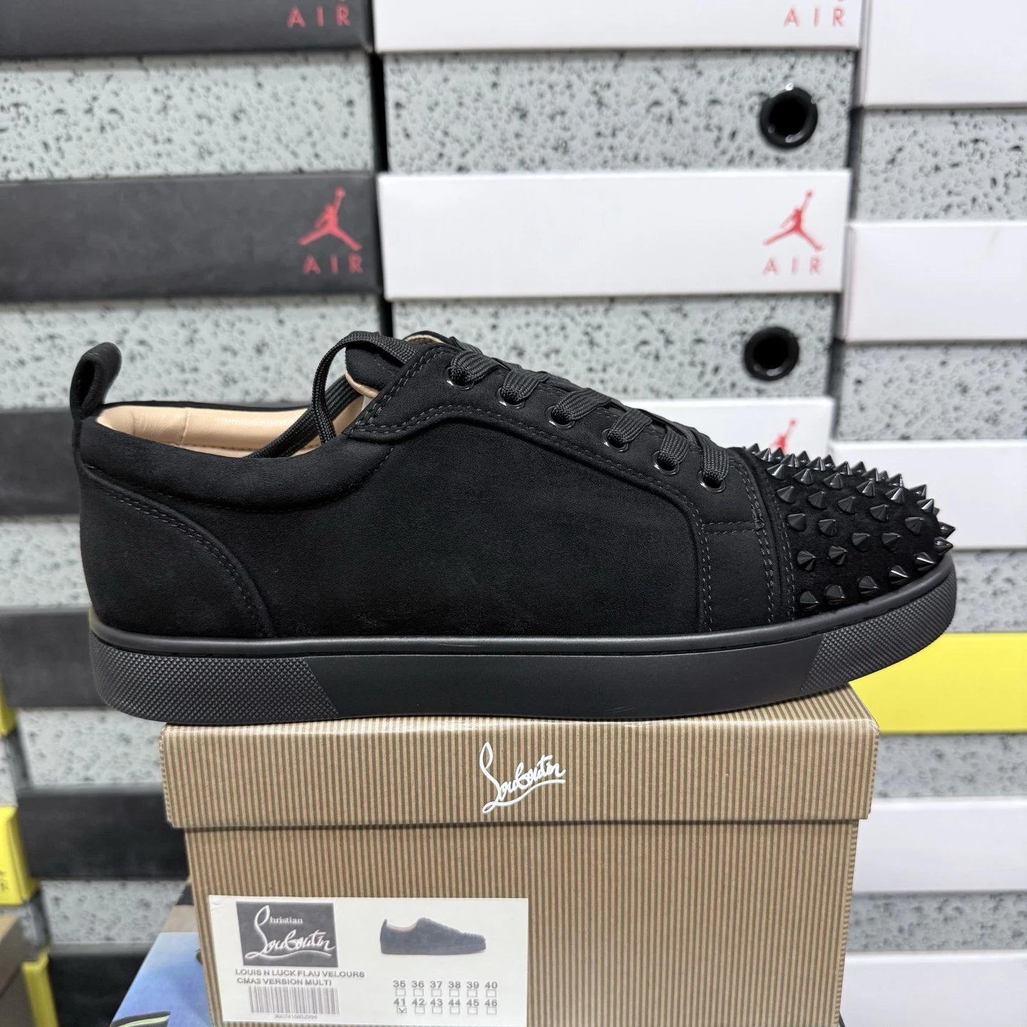 1130575CM53 black velvet toe nail