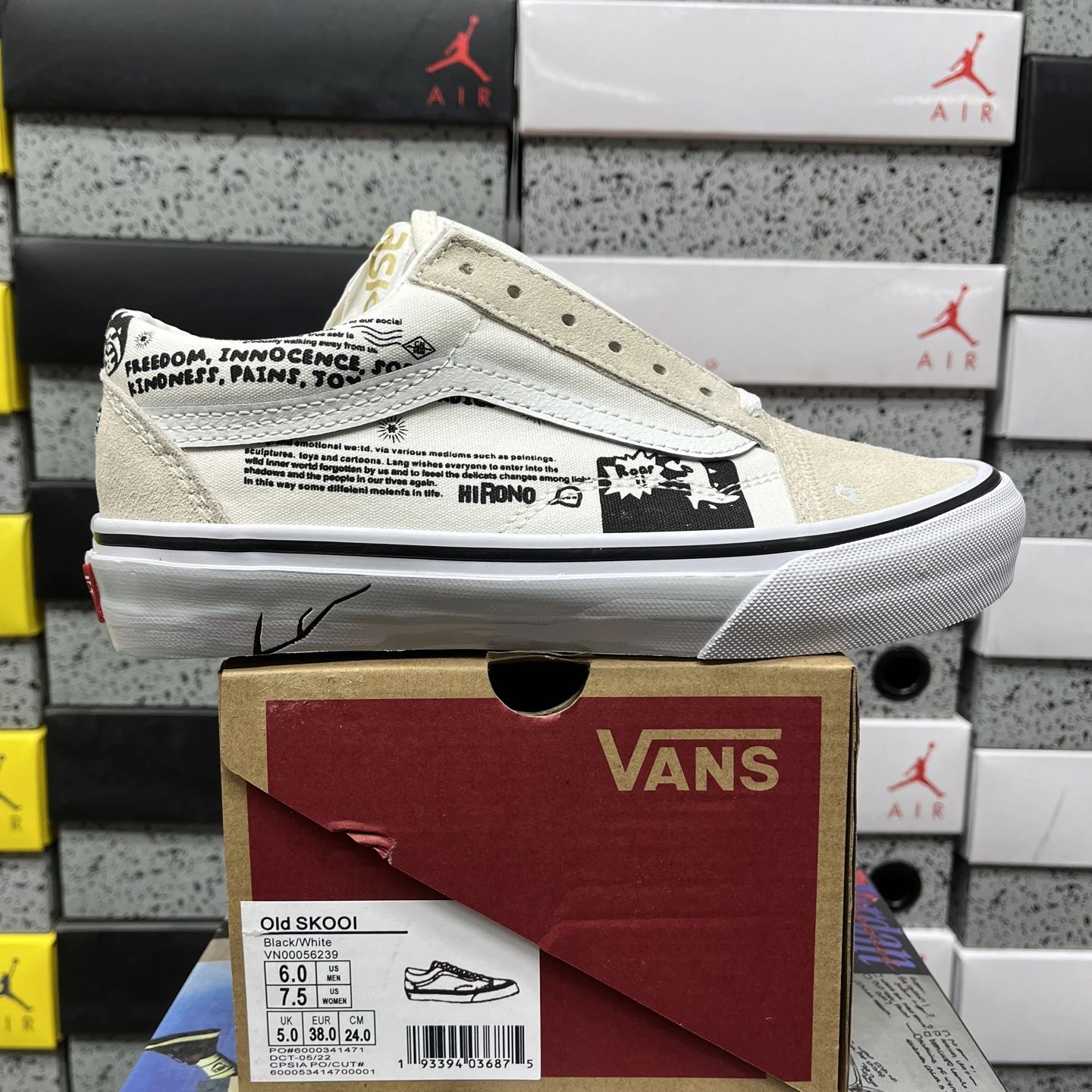 VN00056239 White Lettering