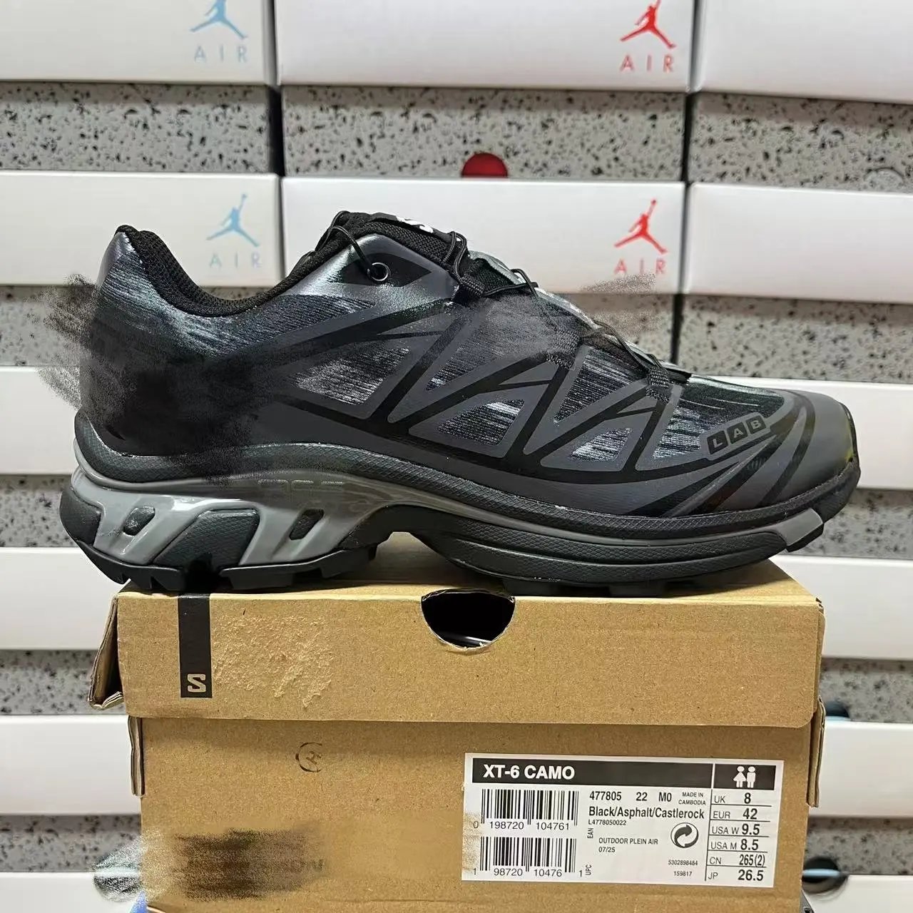 477805 black gray