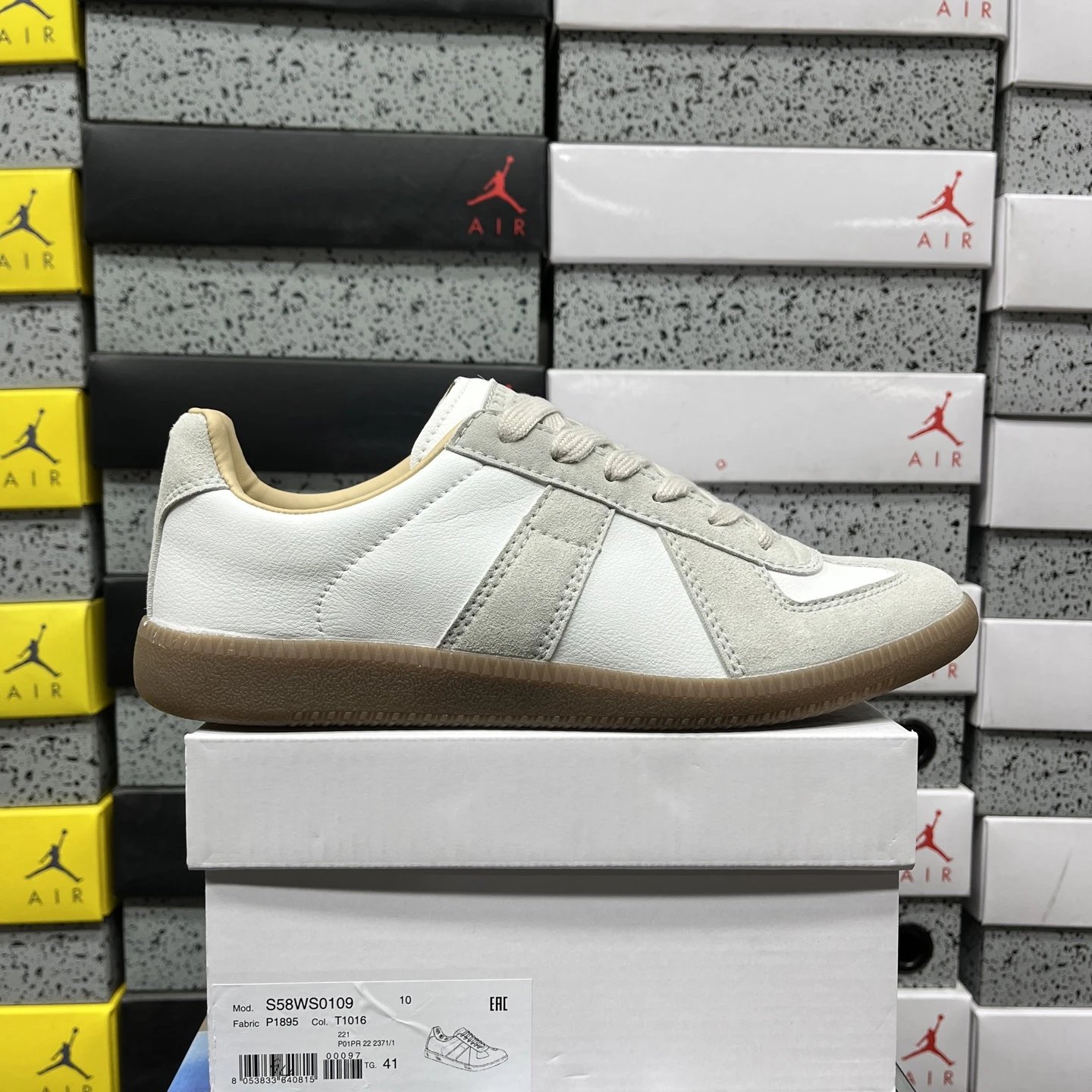 1046 white gray yellow