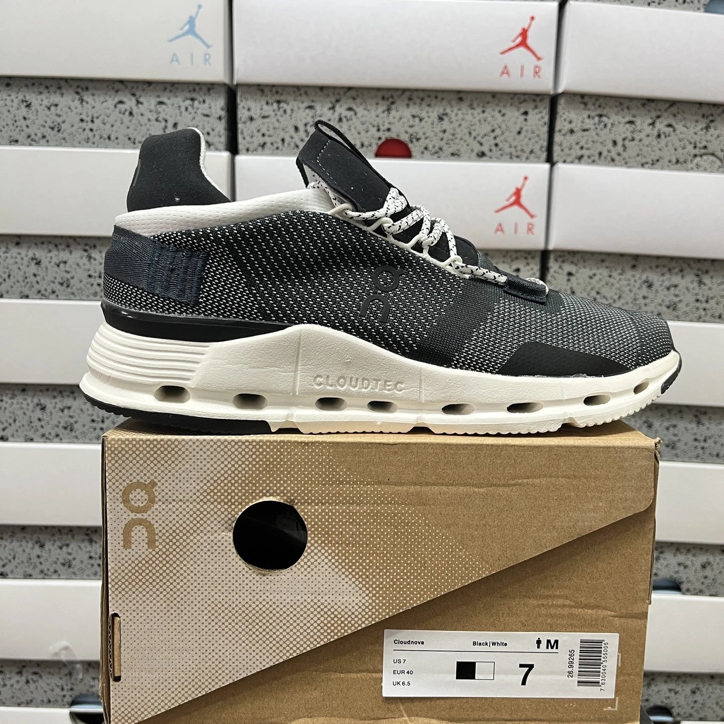 On the Angpao Cloudnova - rep buty