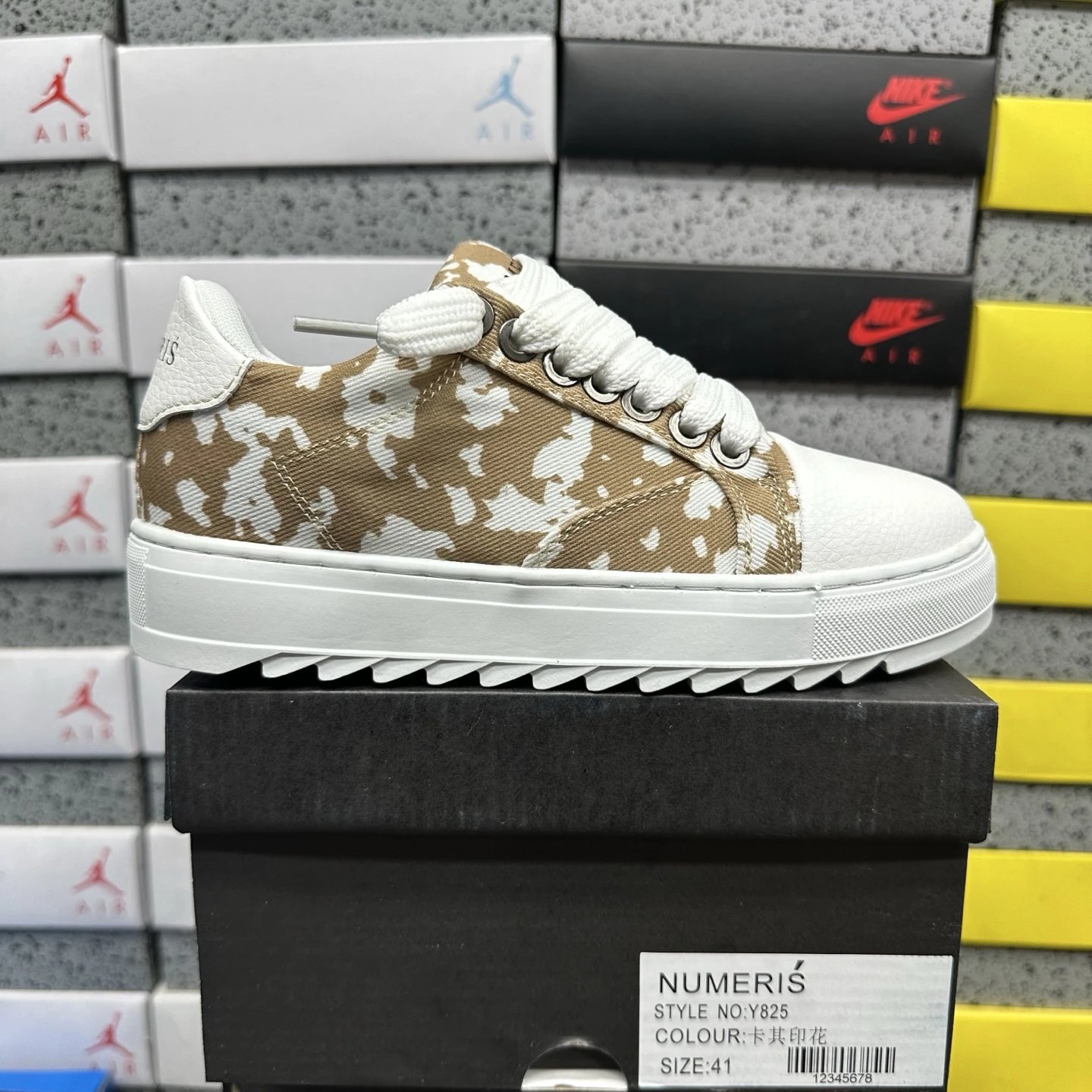 Y825 卡其印花