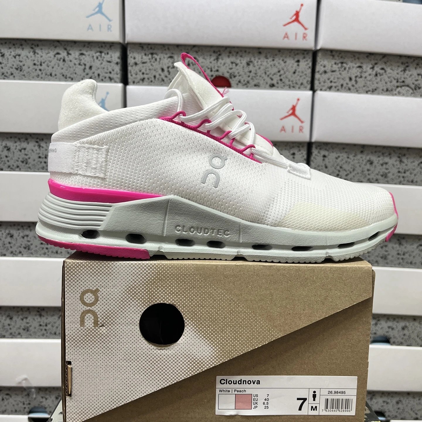 On the Angpao Cloudnova - rep buty