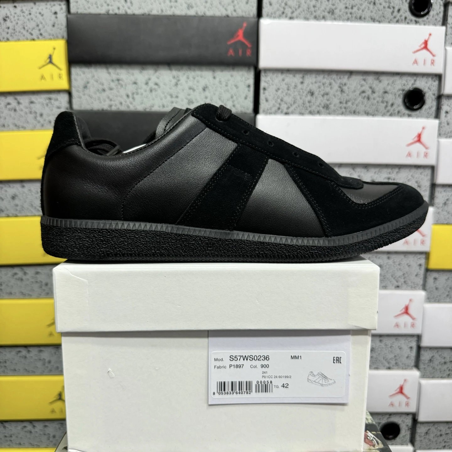 900 all black
