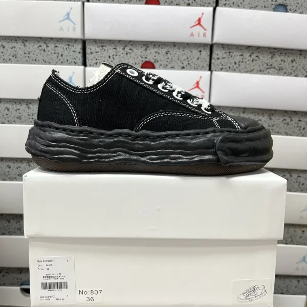 Maison Margiela Tabi Split-Toe Low-Top Canvas Sneakers Black - 1