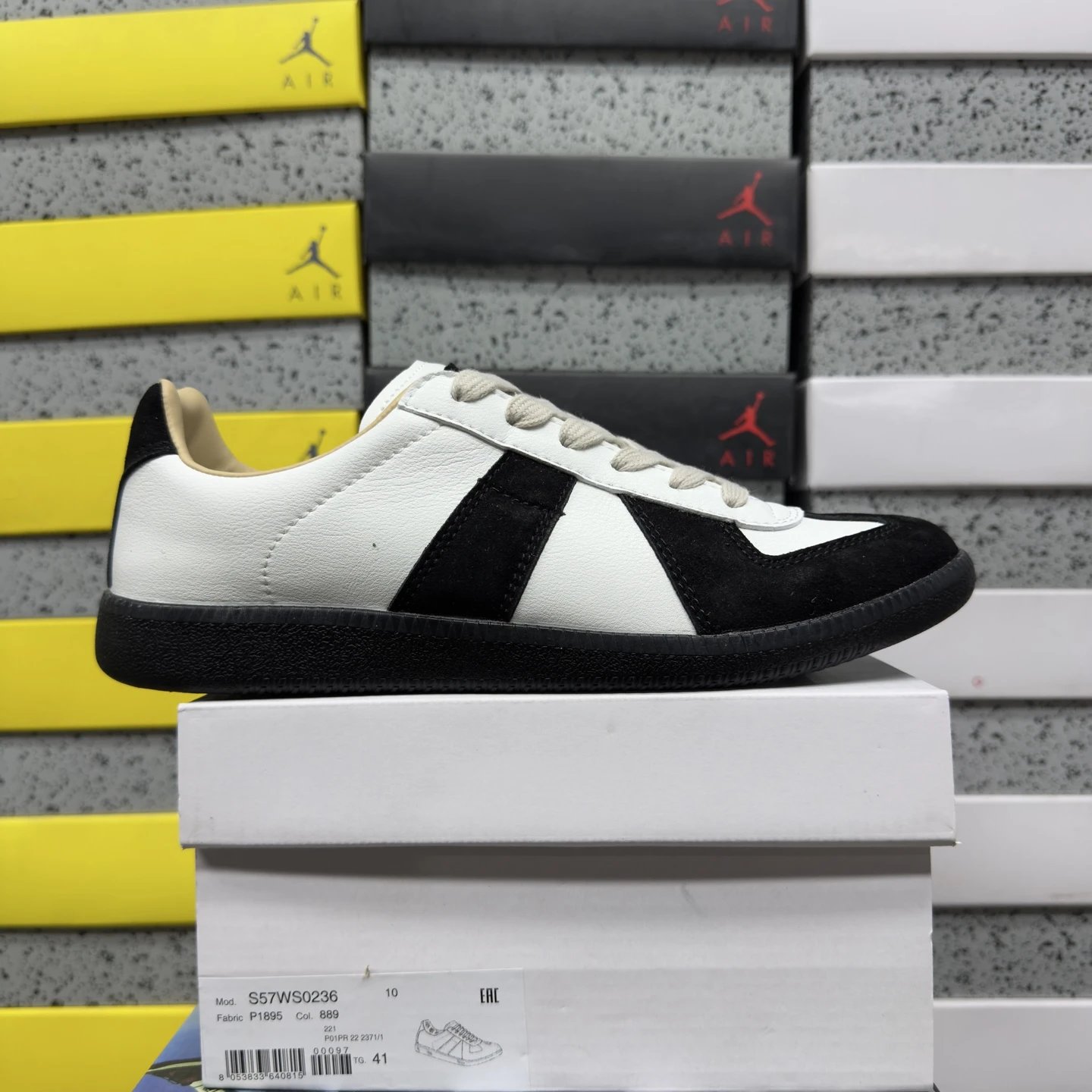 889 White Black