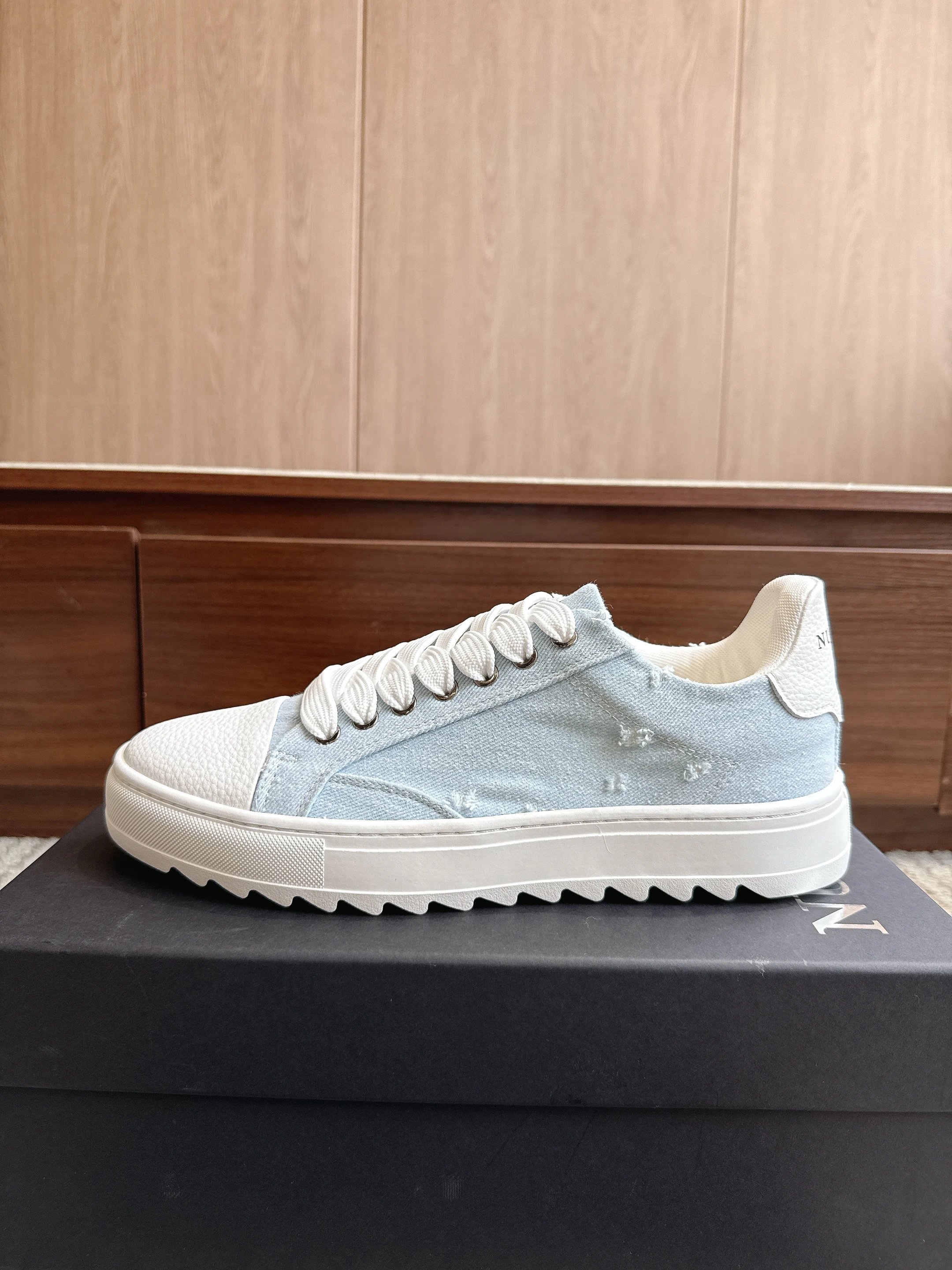 Broken hole denim light blue