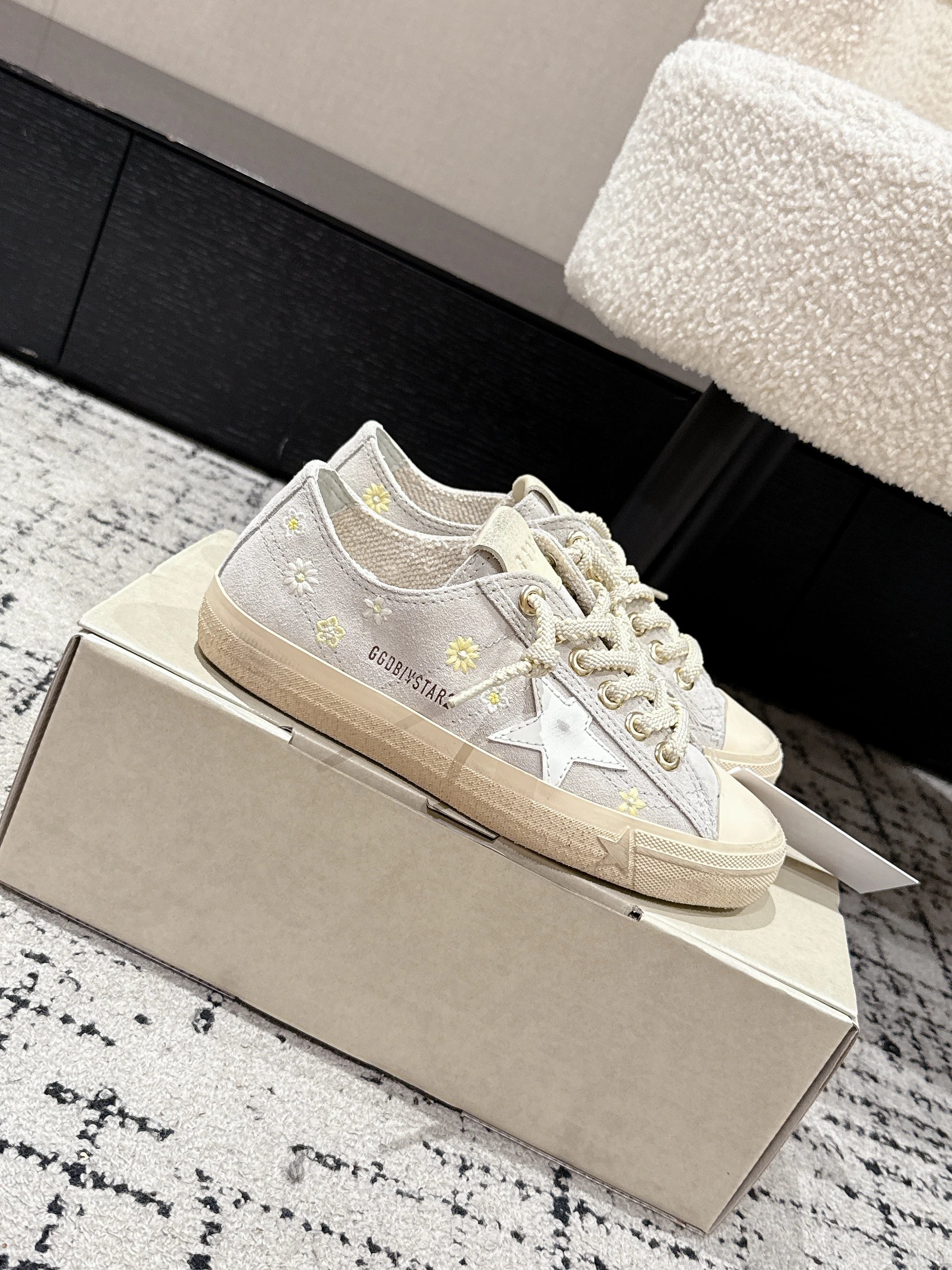 Golden Goose V-Star Low Daisy Embroidery