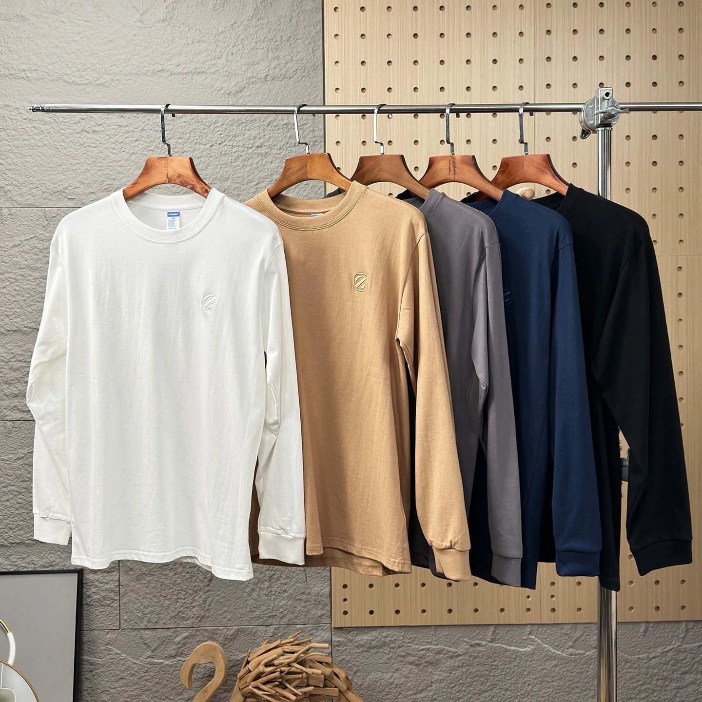 Rocket Beef ❗ Jie * Ya's men's embroidered Z-logo series round neck long sleeved T-shirt, made of 260g high count and heavy weight cotton, soft and slightly brushed, with a threaded round neck design. It looks stylish when worn alone and has a high-end texture when worn on the inside