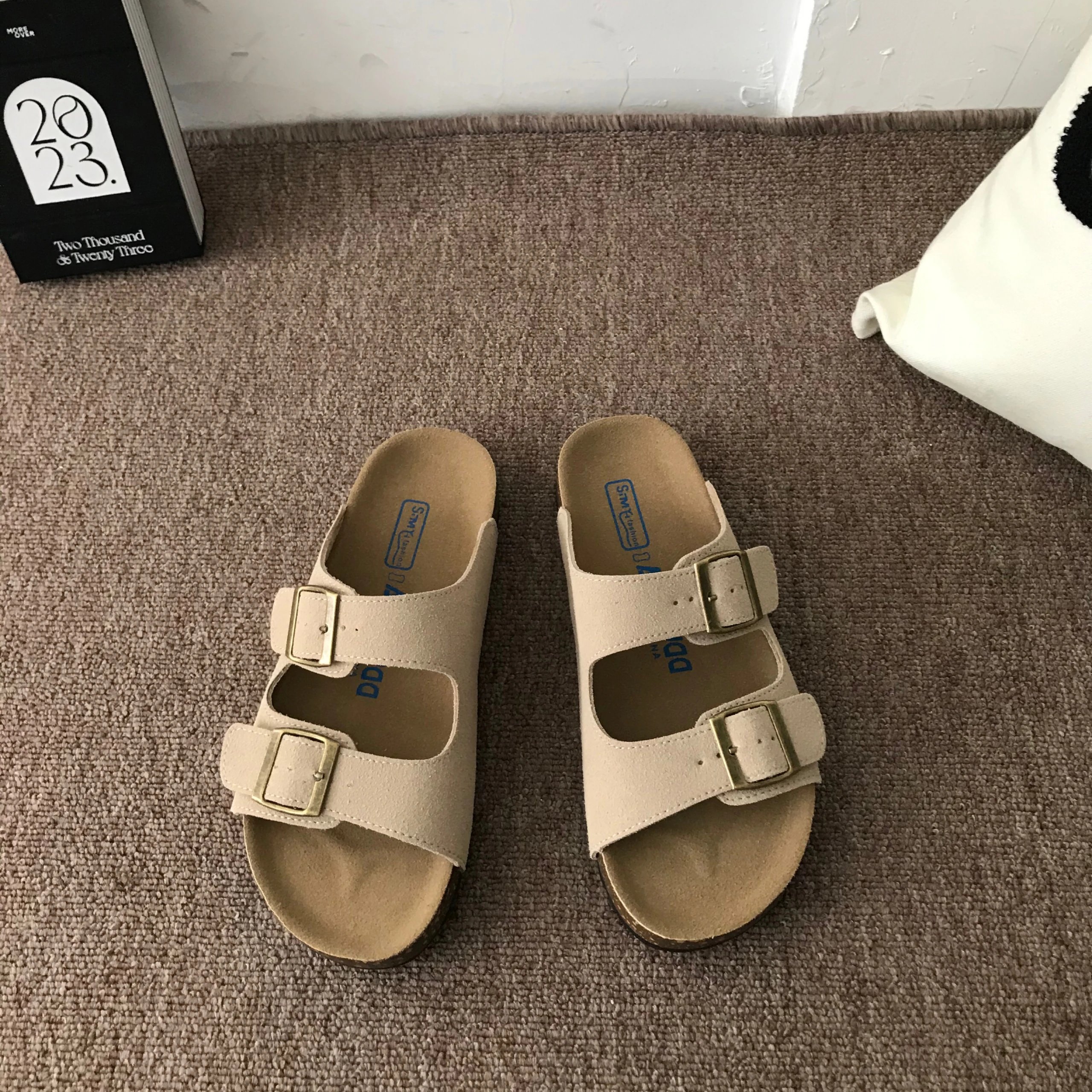 Vintage-Style Flat Sandals photo 5