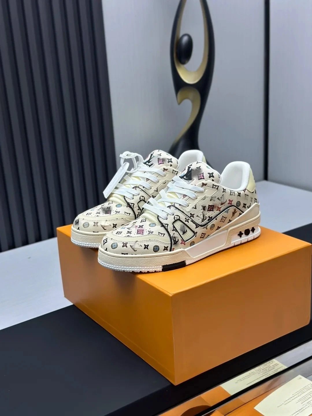 Louis Vuitton Sneakers photo 3