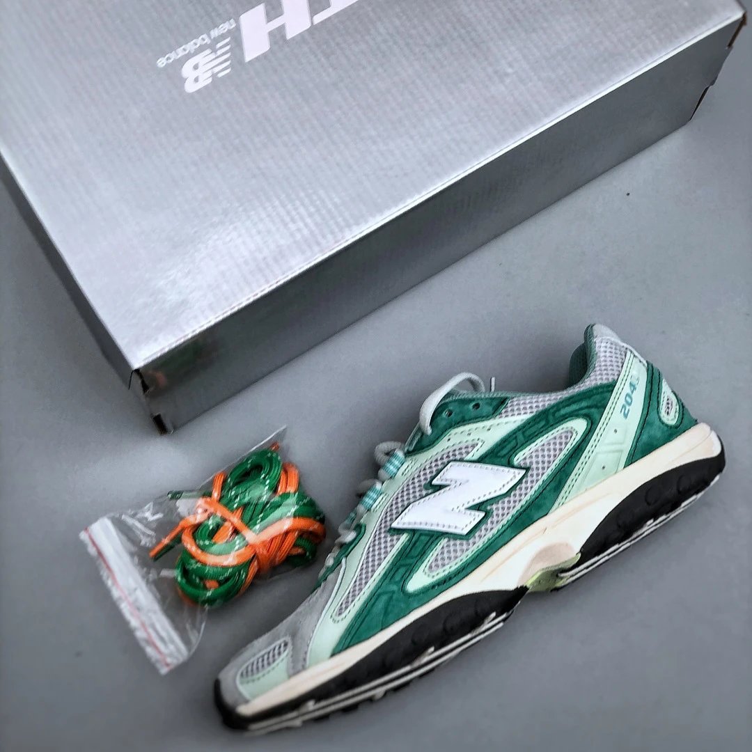 New Balance 204L Low-Top Casual Shoes photo 6