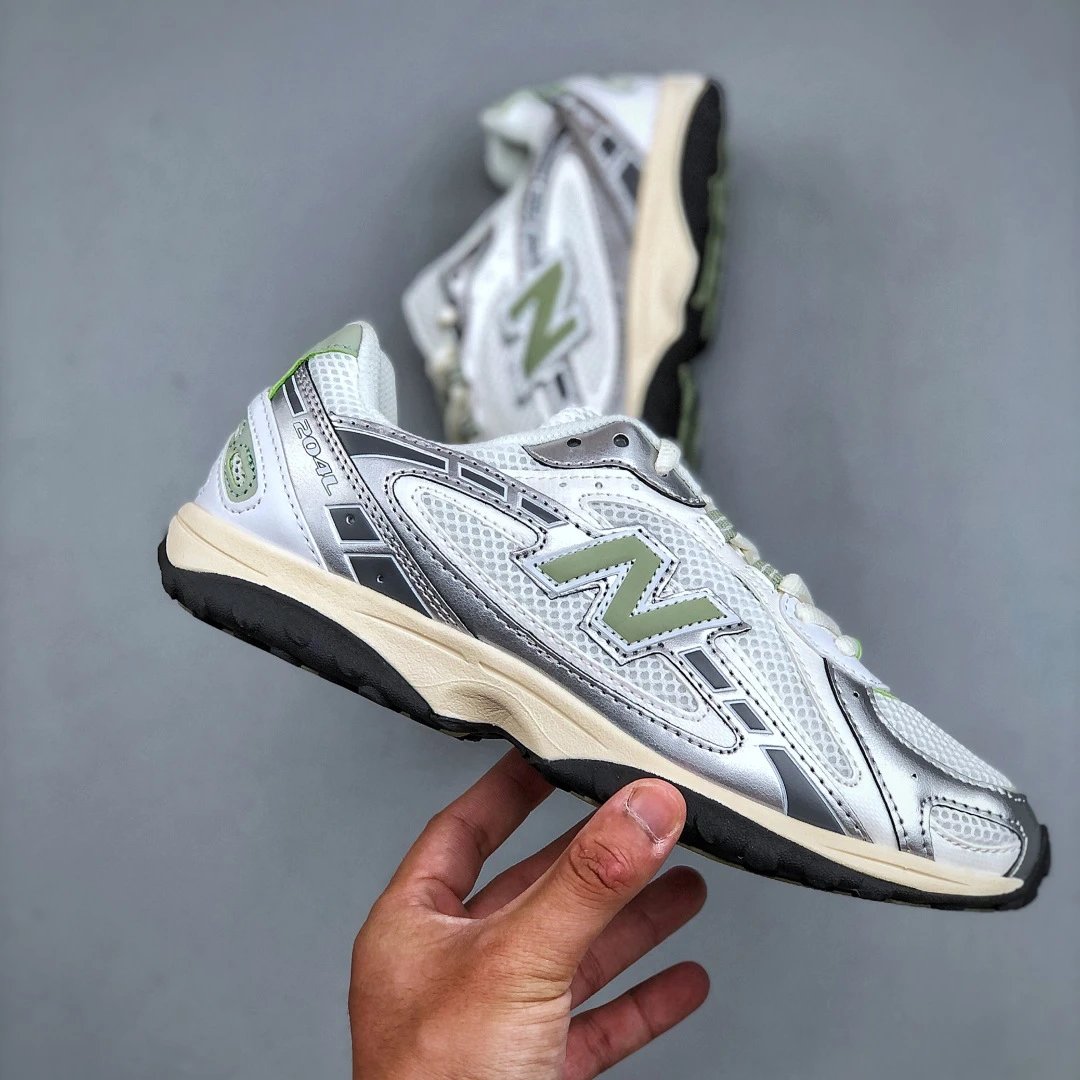 New Balance 204L Low-Top Casual Shoes photo 3