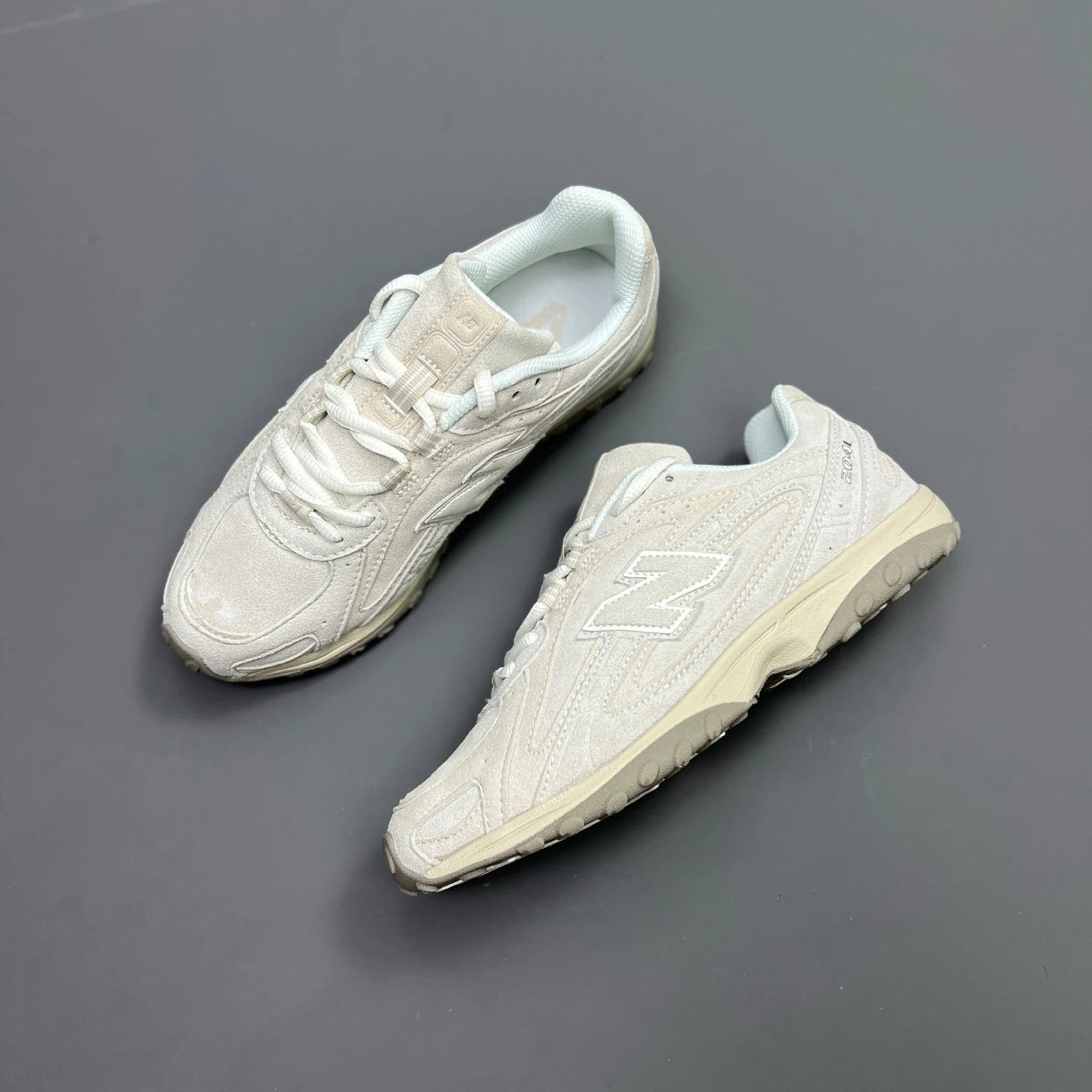 New Balance 204L Low-Top Casual Shoes photo 4