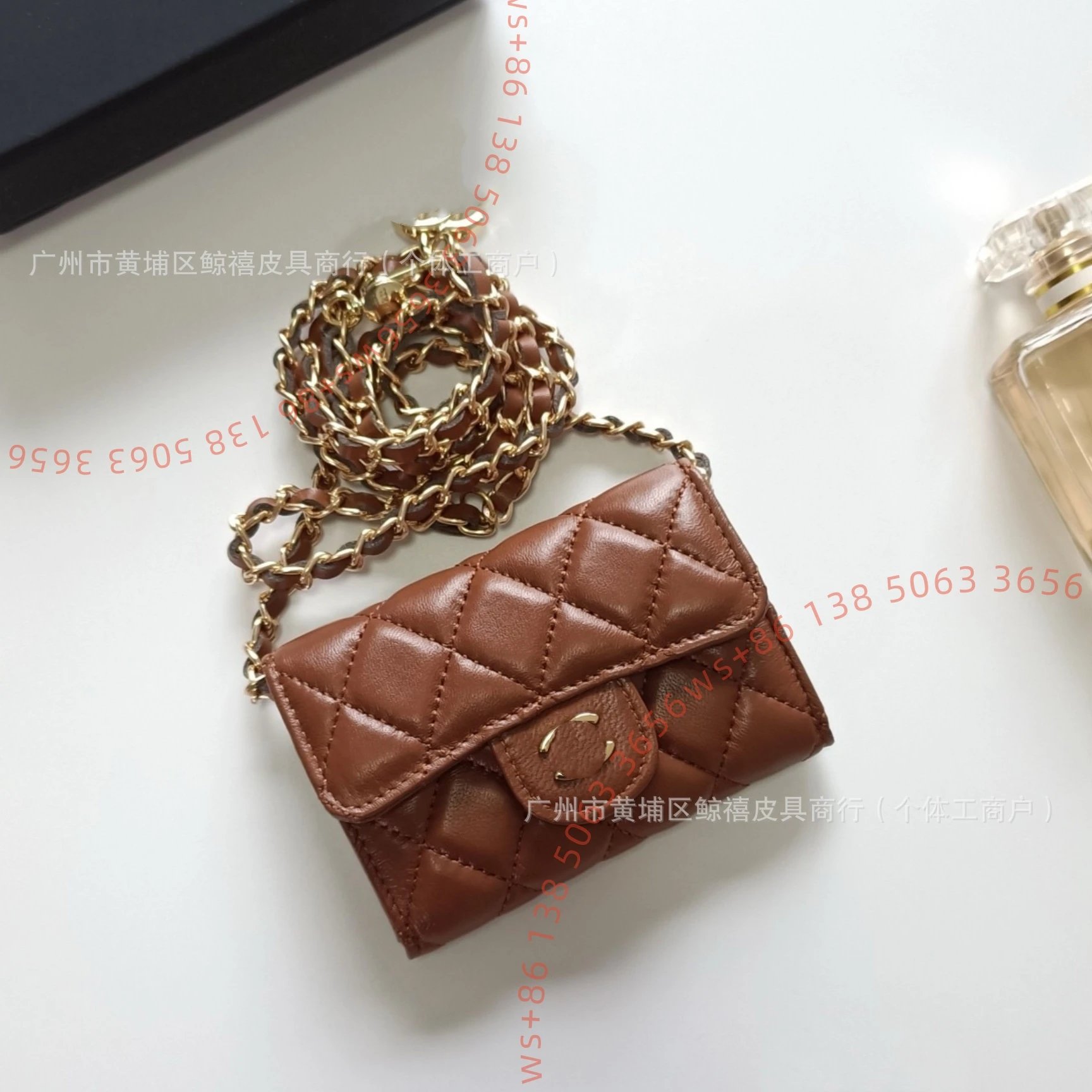 8 (Small size 11.3 * 7.5 * 2.1cm)