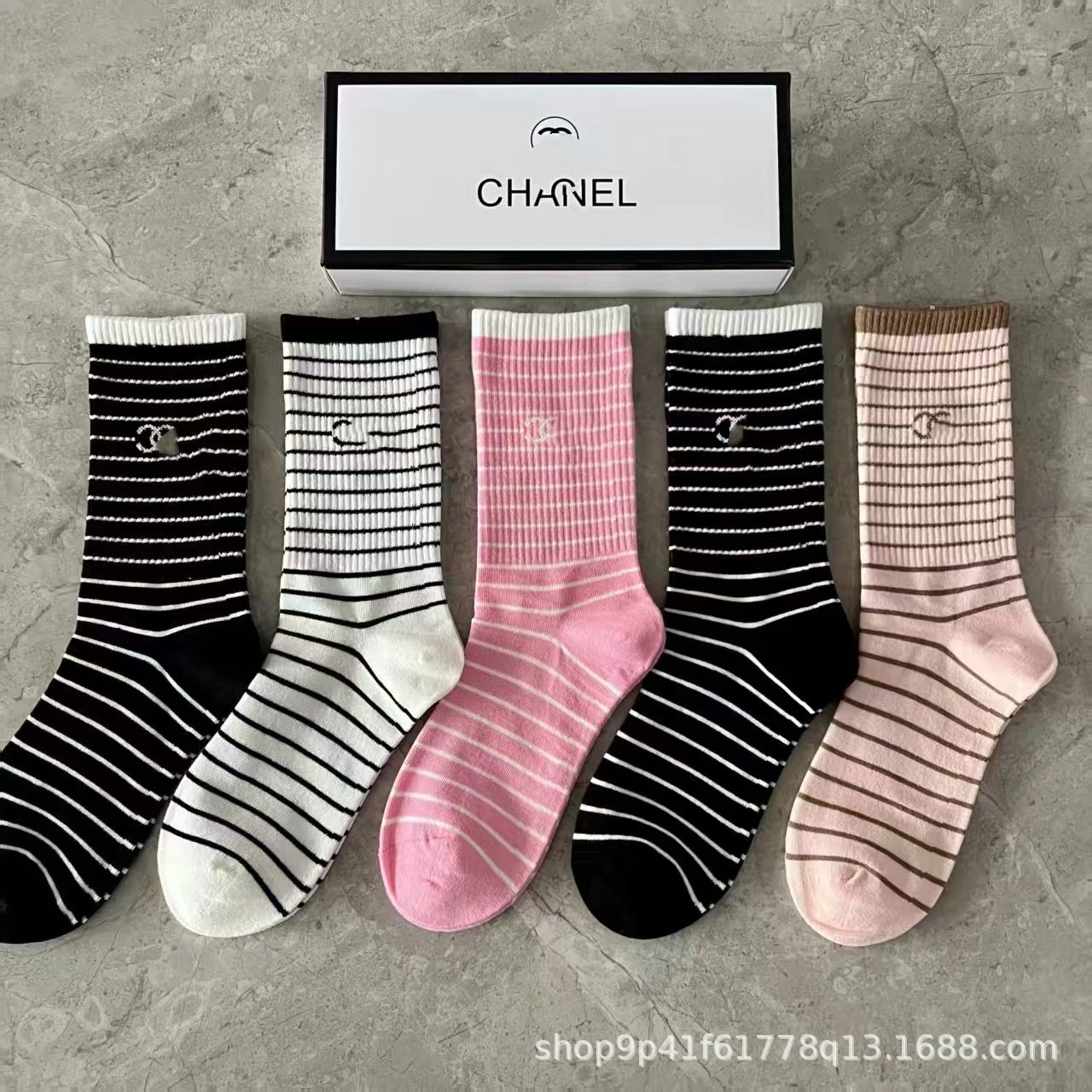 Couple Casual Mid-Calf Sports Cotton Socks photo 3