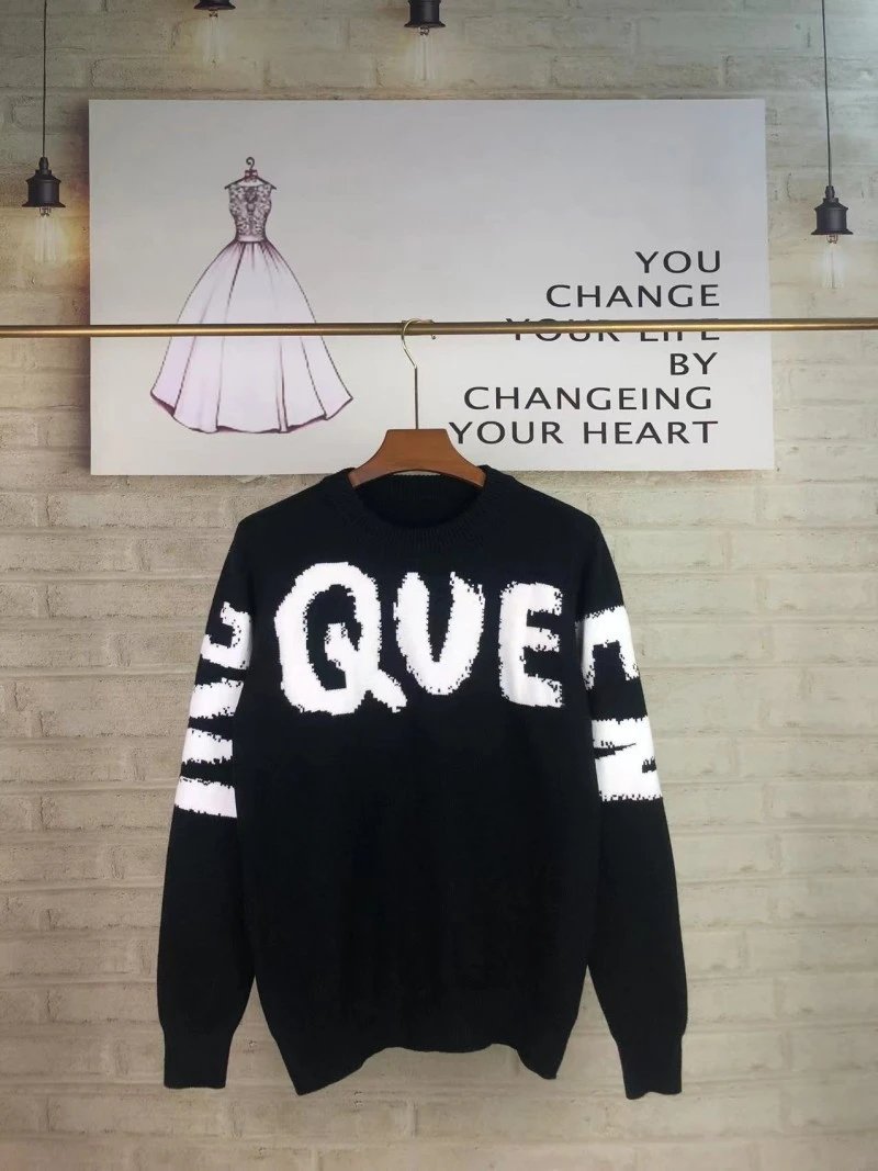 Loose-Fitting Crew Neck Sweater photo 6