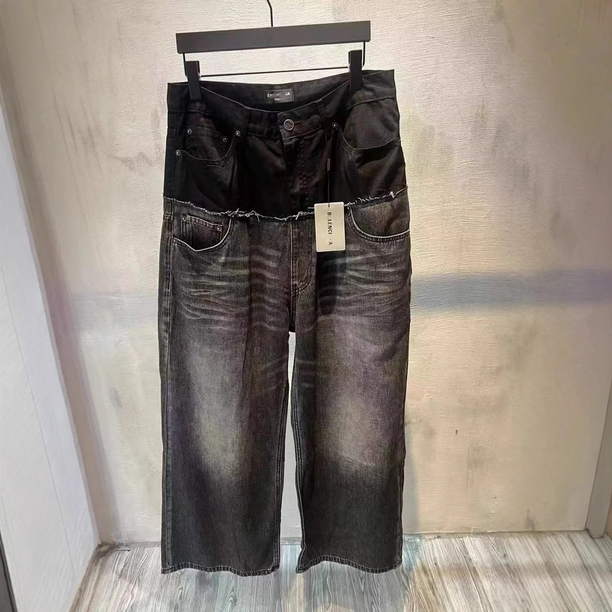 Loose-Fitting Washed Patchwork Jeans photo 3