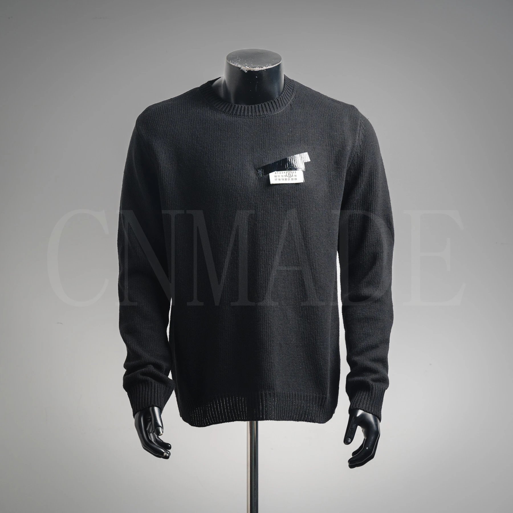 MM6 25Fw 胶带数字标圆领毛衣