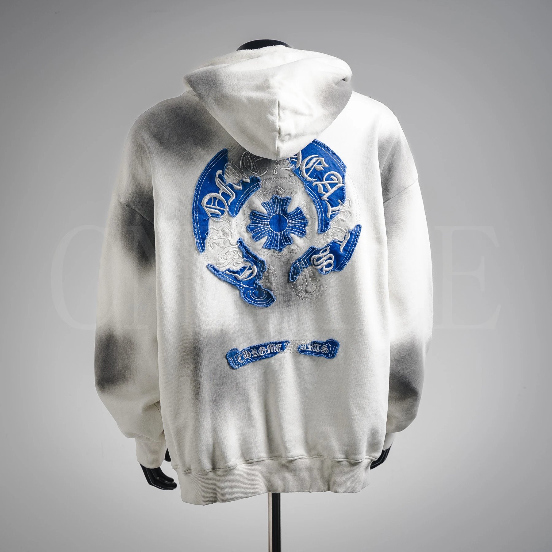 水洗白-重工马蹄梵文牛仔贴布刺绣连帽卫衣