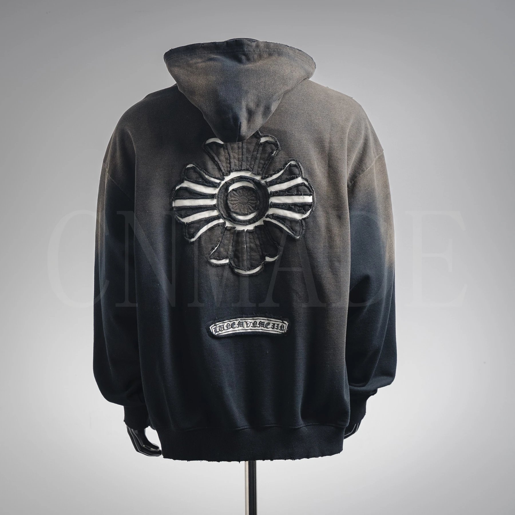 水洗黑-十字架标识贴布刺绣水洗烧花连帽卫衣