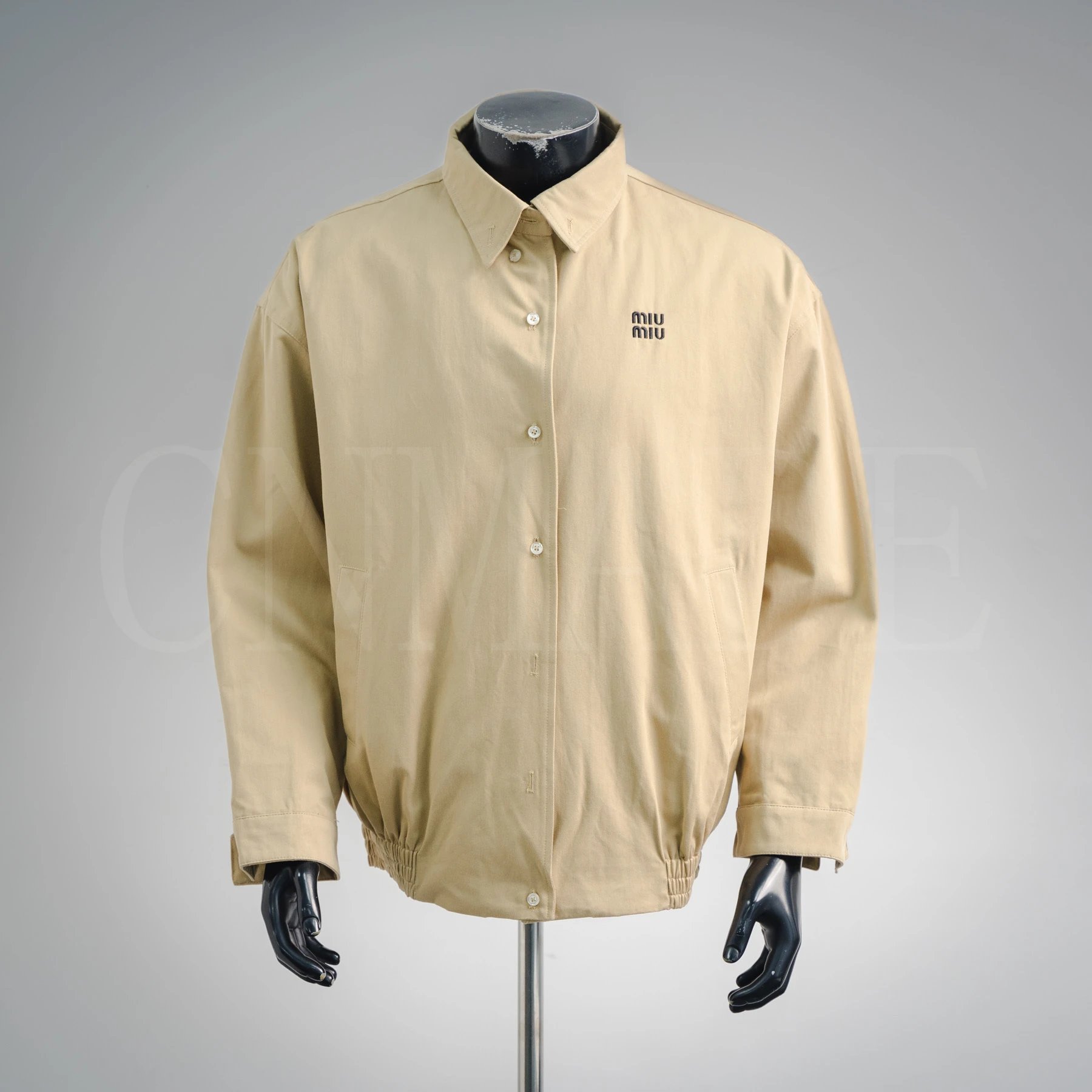 Miu2 25Fw 小标刺绣卡其色夹克外套